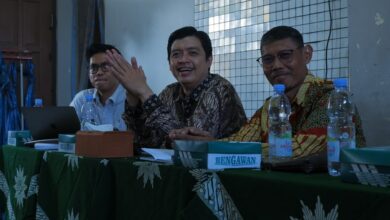 Jajaran pimpinan Dikdasmen PCM Colomadu tersenyum hangat saat memberikan arahan dalam agenda pembinaan kualitas pendidikan Muhammadiyah Colomadu di MIM Digdaya Bolon.