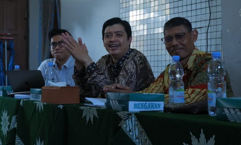 Jajaran pimpinan Dikdasmen PCM Colomadu tersenyum hangat saat memberikan arahan dalam agenda pembinaan kualitas pendidikan Muhammadiyah Colomadu di MIM Digdaya Bolon.