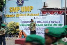 Kepala SMP UMP Bunda Zahra Ikhsanda menyampaikan amanat saat pembukaan Penerimaan Tamu Hizbul Wathan di halaman sekolah.