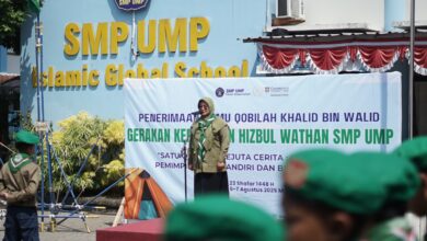 Kepala SMP UMP Bunda Zahra Ikhsanda menyampaikan amanat saat pembukaan Penerimaan Tamu Hizbul Wathan di halaman sekolah.
