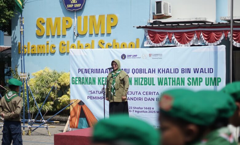 Kepala SMP UMP Bunda Zahra Ikhsanda menyampaikan amanat saat pembukaan Penerimaan Tamu Hizbul Wathan di halaman sekolah.