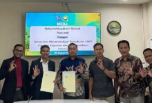Dekan FKIP UMP dan perwakilan Hatyai Wittayakarn School Thailand foto bersama memegang dokumen MoA program magang internasional.