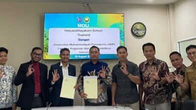 Dekan FKIP UMP dan perwakilan Hatyai Wittayakarn School Thailand foto bersama memegang dokumen MoA program magang internasional.