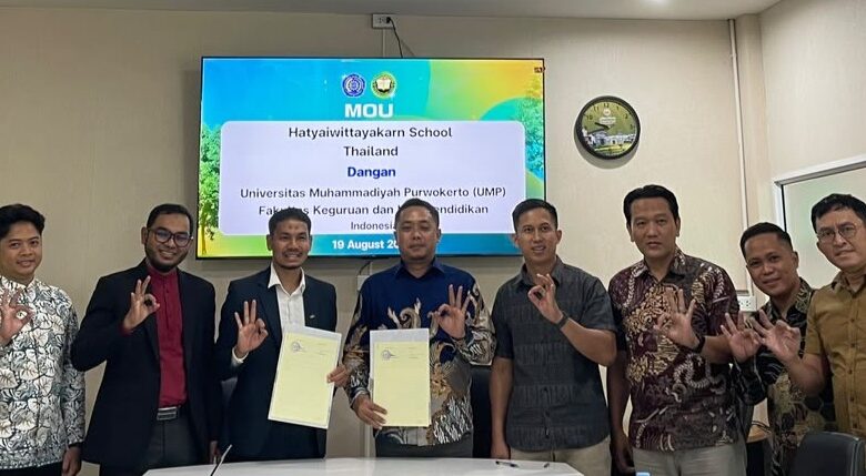 Dekan FKIP UMP dan perwakilan Hatyai Wittayakarn School Thailand foto bersama memegang dokumen MoA program magang internasional.