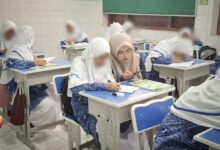 Seorang pengajar mendampingi siswa anak berkebutuhan khusus saat proses pembelajaran di kelas SMP Muhammadiyah 1 Kartasura.