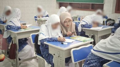 Seorang pengajar mendampingi siswa anak berkebutuhan khusus saat proses pembelajaran di kelas SMP Muhammadiyah 1 Kartasura.