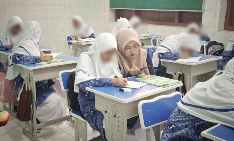 Seorang pengajar mendampingi siswa anak berkebutuhan khusus saat proses pembelajaran di kelas SMP Muhammadiyah 1 Kartasura.