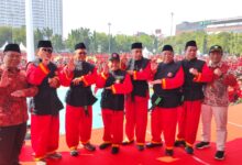 Dr KH Tafsir beserta sejumlah tokoh Muhammadiyah berfoto dengan pose khas setelah menerima Gelar Pendekar Kehormatan Tapak Suci pada ajang Muktamar XVI di Semarang.