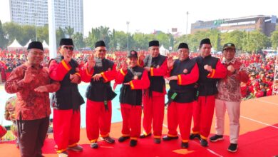 Dr KH Tafsir beserta sejumlah tokoh Muhammadiyah berfoto dengan pose khas setelah menerima Gelar Pendekar Kehormatan Tapak Suci pada ajang Muktamar XVI di Semarang.