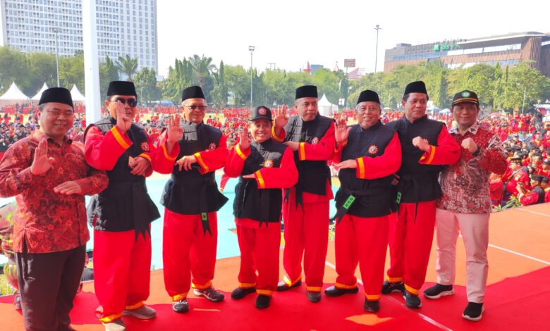 Dr KH Tafsir beserta sejumlah tokoh Muhammadiyah berfoto dengan pose khas setelah menerima Gelar Pendekar Kehormatan Tapak Suci pada ajang Muktamar XVI di Semarang.