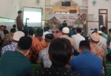Jamaah menyimak Pengajian Lajnah Tarjih Muhammadiyah Pekalongan tentang penguatan akidah Muhammadiyah di Masjid Baitul Mukmin