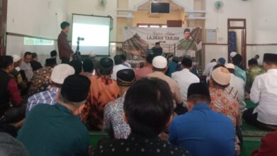 Jamaah menyimak Pengajian Lajnah Tarjih Muhammadiyah Pekalongan tentang penguatan akidah Muhammadiyah di Masjid Baitul Mukmin