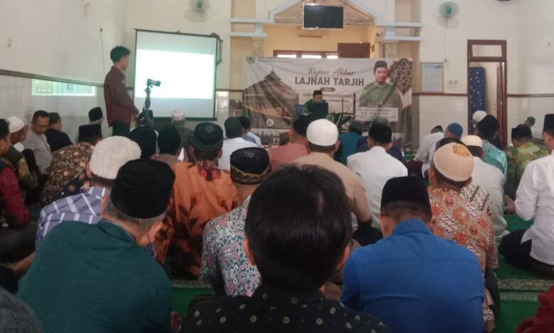 Jamaah menyimak Pengajian Lajnah Tarjih Muhammadiyah Pekalongan tentang penguatan akidah Muhammadiyah di Masjid Baitul Mukmin