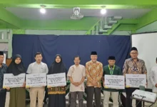 Penyerahan Beasiswa Mentari Lazismu Kota Magelang secara simbolis kepada perwakilan sekolah mitra Muhammadiyah.