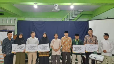 Penyerahan Beasiswa Mentari Lazismu Kota Magelang secara simbolis kepada perwakilan sekolah mitra Muhammadiyah.