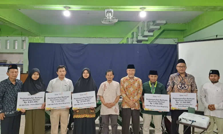Penyerahan Beasiswa Mentari Lazismu Kota Magelang secara simbolis kepada perwakilan sekolah mitra Muhammadiyah.