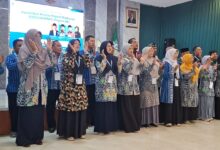 Peserta penutupan DIKSUSKAMAD Muhammadiyah Region DKI Jakarta berbaris di panggung menyanyikan lagu atau yel-yel, menunjukkan semangat komitmen untuk memajukan madrasah.