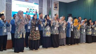 Peserta penutupan DIKSUSKAMAD Muhammadiyah Region DKI Jakarta berbaris di panggung menyanyikan lagu atau yel-yel, menunjukkan semangat komitmen untuk memajukan madrasah.