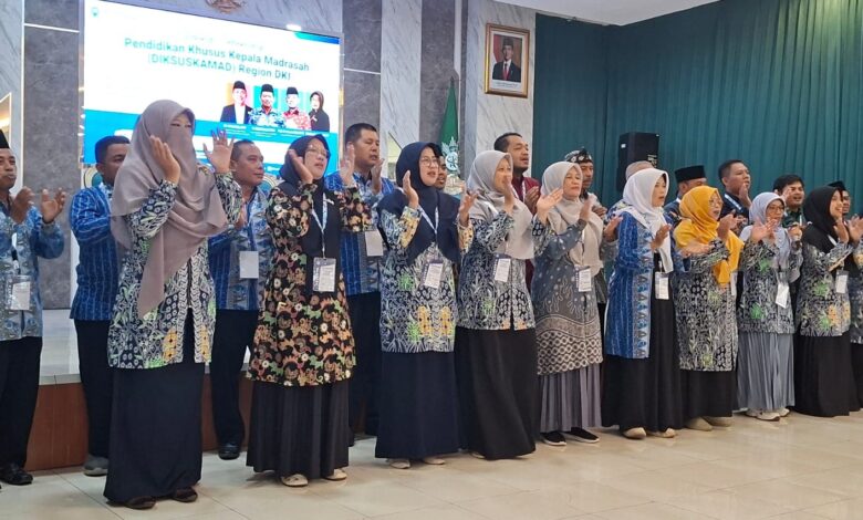 Peserta penutupan DIKSUSKAMAD Muhammadiyah Region DKI Jakarta berbaris di panggung menyanyikan lagu atau yel-yel, menunjukkan semangat komitmen untuk memajukan madrasah.