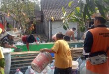 Warga antre mengambil bantuan air bersih Blora di Dukuh Jambe