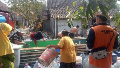 Warga antre mengambil bantuan air bersih Blora di Dukuh Jambe