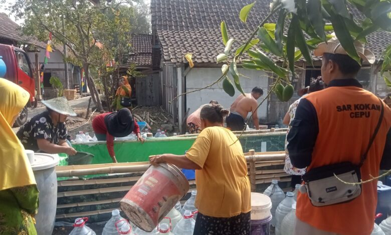 Warga antre mengambil bantuan air bersih Blora di Dukuh Jambe