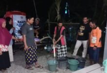 Bantuan Air Bersih Banyumas 2026 MDMC Sumpiuh warga mengantre ember tangki Subasita Construction Hub