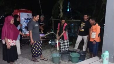 Bantuan Air Bersih Banyumas 2026 MDMC Sumpiuh warga mengantre ember tangki Subasita Construction Hub