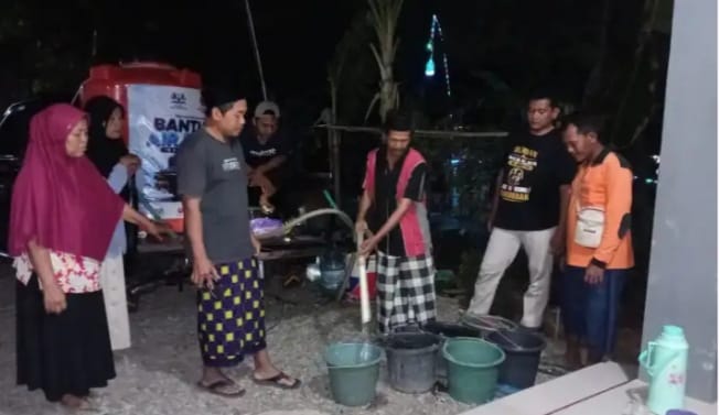 Bantuan Air Bersih Banyumas 2026 MDMC Sumpiuh warga mengantre ember tangki Subasita Construction Hub