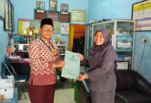 Penyerahan dokumen bantuan pendidikan Lazismu oleh pengurus KL Lazismu SD Muhammadiyah PK Solo kepada perwakilan guru TK Dharma Wanita VIII Blulukan.