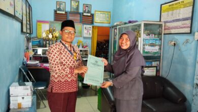 Penyerahan dokumen bantuan pendidikan Lazismu oleh pengurus KL Lazismu SD Muhammadiyah PK Solo kepada perwakilan guru TK Dharma Wanita VIII Blulukan.
