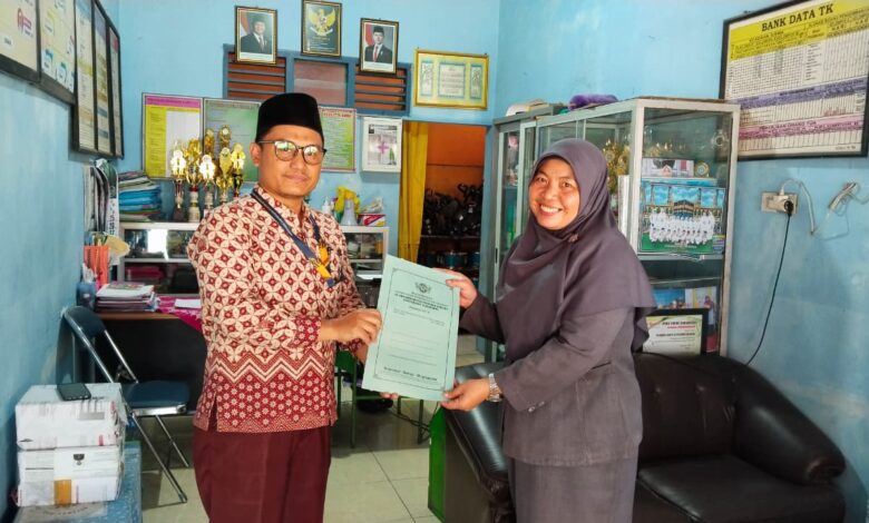 Penyerahan dokumen bantuan pendidikan Lazismu oleh pengurus KL Lazismu SD Muhammadiyah PK Solo kepada perwakilan guru TK Dharma Wanita VIII Blulukan.