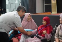 Anggota DPRD Jateng Bintang Romadhon menyerahkan bantuan school kit kepada siswa disabilitas pada pembukaan MPLS PKBM Surya Muhammadiyah Banyumas di UMP.