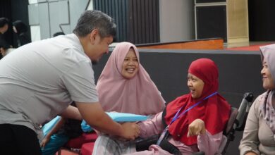 Anggota DPRD Jateng Bintang Romadhon menyerahkan bantuan school kit kepada siswa disabilitas pada pembukaan MPLS PKBM Surya Muhammadiyah Banyumas di UMP.