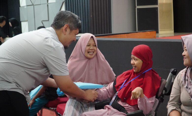 Anggota DPRD Jateng Bintang Romadhon menyerahkan bantuan school kit kepada siswa disabilitas pada pembukaan MPLS PKBM Surya Muhammadiyah Banyumas di UMP.