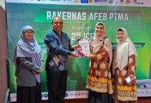 Penyerahan dokumen RPS Kewirausahaan PTMA dalam acara Rakernas AFEB PTMA 2026 di UMJ Jakarta.
