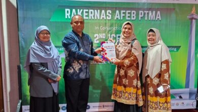 Penyerahan dokumen RPS Kewirausahaan PTMA dalam acara Rakernas AFEB PTMA 2026 di UMJ Jakarta.
