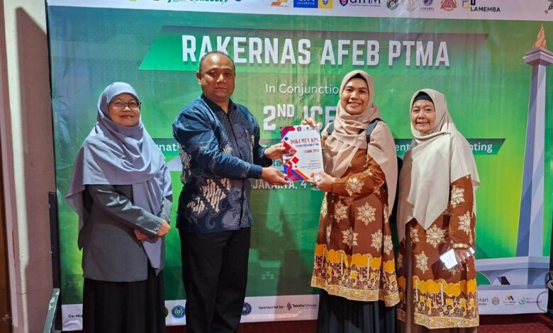 Penyerahan dokumen RPS Kewirausahaan PTMA dalam acara Rakernas AFEB PTMA 2026 di UMJ Jakarta.
