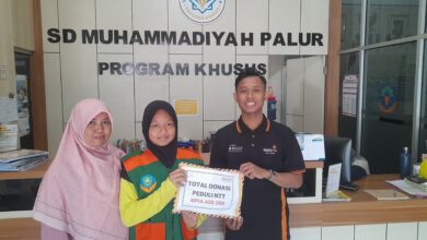Penyerahan donasi peduli gempa NTT dari siswa SD Muhammadiyah Palur kepada perwakilan Lazismu Sukoharjo