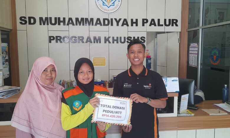 Penyerahan donasi peduli gempa NTT dari siswa SD Muhammadiyah Palur kepada perwakilan Lazismu Sukoharjo