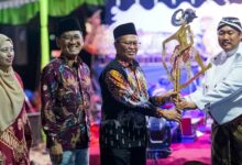 Penyerahan tokoh wayang kulit pada pentas wayang kulit DPD IMM Jawa Tengah di Klaten.