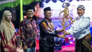Penyerahan tokoh wayang kulit pada pentas wayang kulit DPD IMM Jawa Tengah di Klaten.