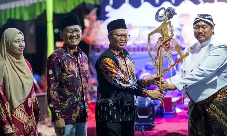 Penyerahan tokoh wayang kulit pada pentas wayang kulit DPD IMM Jawa Tengah di Klaten.