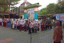 siswa peserta KSNR ke 8 Temanggung mengikuti upacara pembukaan di halaman SD Muhammadiyah Temanggung