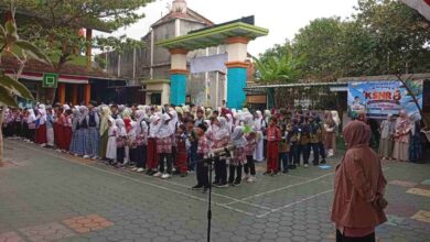 siswa peserta KSNR ke 8 Temanggung mengikuti upacara pembukaan di halaman SD Muhammadiyah Temanggung