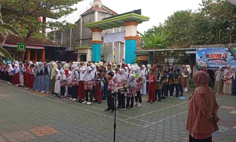 siswa peserta KSNR ke 8 Temanggung mengikuti upacara pembukaan di halaman SD Muhammadiyah Temanggung