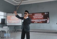 Peserta Lomba Pidato Bung Karno di SMP Ahmad Dahlan Sukoharjo tampil berpidato mengenakan kacamata hitam dan peci dalam rangka HUT ke-81 RI.