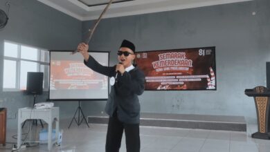 Peserta Lomba Pidato Bung Karno di SMP Ahmad Dahlan Sukoharjo tampil berpidato mengenakan kacamata hitam dan peci dalam rangka HUT ke-81 RI.