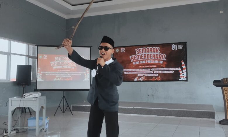 Peserta Lomba Pidato Bung Karno di SMP Ahmad Dahlan Sukoharjo tampil berpidato mengenakan kacamata hitam dan peci dalam rangka HUT ke-81 RI.