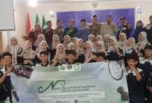 Puluhan siswa SMA Muhammadiyah 3 Yogyakarta dalam acara napak tilas Jenderal Soedirman di Cilacap, berpose bersama panitia sambil membentangkan spanduk kegiatan.